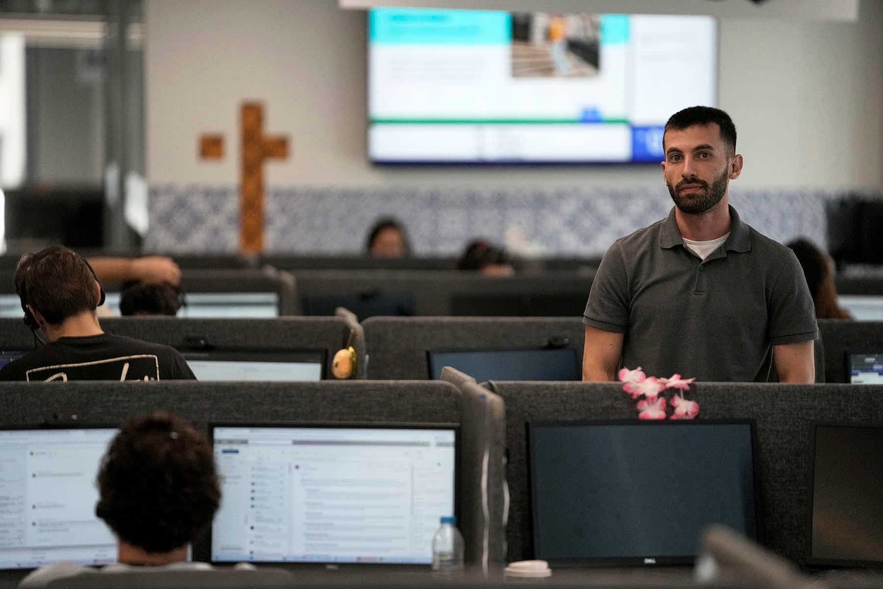 Why AI Can't Replace Humans in Customer Service: The Surprising Truth