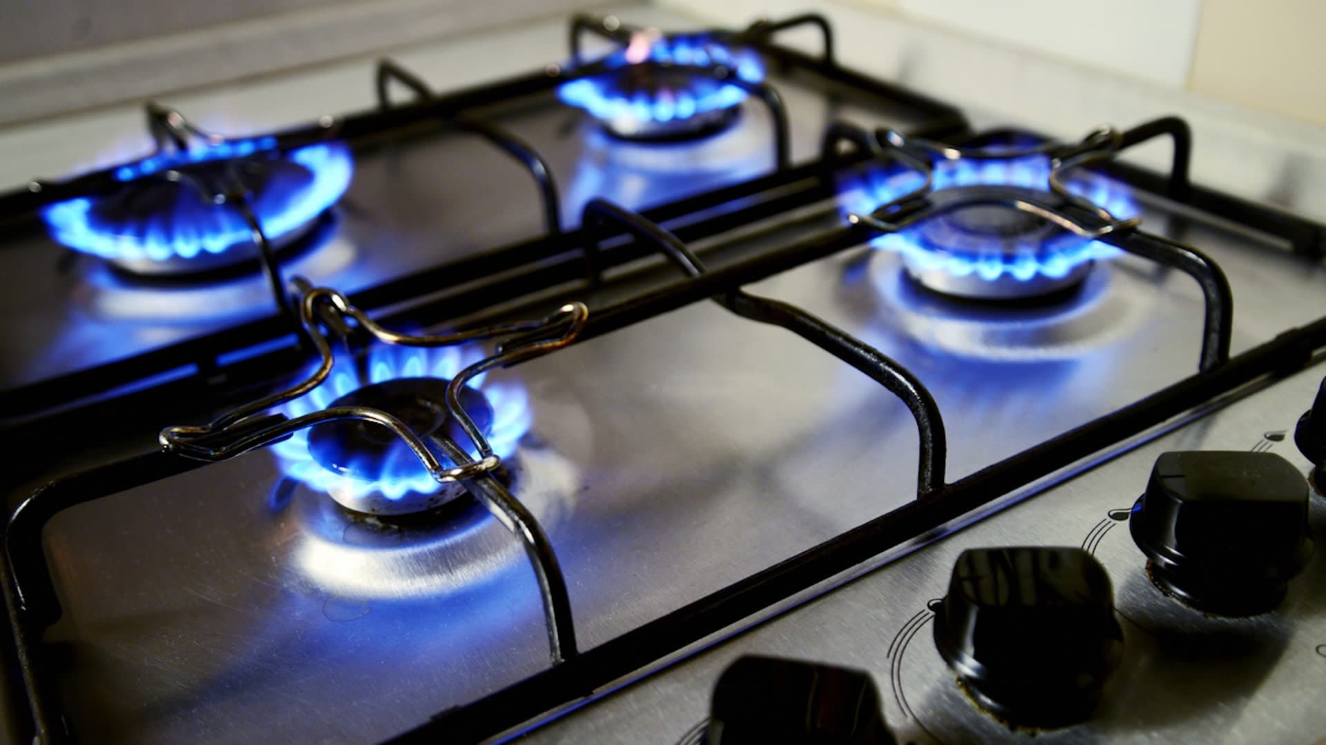 Shocking Gas Stove Explosion: A Homeowner's Terrifying Encounter with GE Customer Service